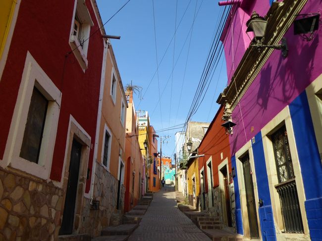 初めてのメキシコ、行ってみたい町が多くて散々迷った挙句、無理に詰め込むのをやめてメキシコシティ・グアナファト・サン ミゲル デ アジェンデの三都市だけに絞ったら、グアナファトではのんびり２泊となった。<br />グアナファト行きのバスチケットは、前日ティオティワカンに行った際にバスターミナルで購入しておいた。<br />ETN社で8:10ノルテ発、てっきり直行便だと思っていたら何度か停車しグアナファトまで約６時間と思っていた以上に時間がかかった。<br />バスターミナルを出ると、目の前にセントロ行きのバスが止まっていたから慌てて乗車したが、ある程度乗客が埋まるまで発車しないから急ぐ必要なかったようだ。<br />このバスは地下道ではなくラ・パス広場で停車したから、予約していたホテル ラ・パスへのアクセスが抜群に良かった。