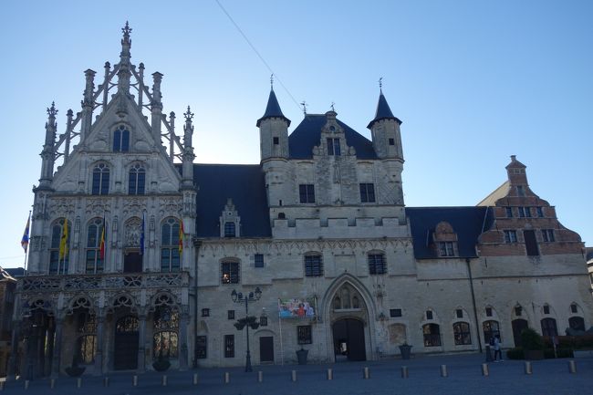 メッヘレンはブリュッセルとアントワープの中間点に位置する人口８万人の町。１６世紀初めにはネーテルランド（現在のオランダとベルギー）の首都として政治・経済・文化の中心地で、現在はカリヨンが鳴り響く美しい古都です。<br /><br />３つの建物が並んだ市庁舎。<br />おとぎの国に迷い込んだようなな可愛い市庁舎が気になって訪れることにしました。<br /><br />旅程<br /><br />５月４日（金）　羽田０１：５５発→ロンドン０６：２５着　０８：２５発→ブリュッセル１０：３５着<br />５月５日（土）　サン・ミッシュエル大聖堂→フロラリア・ブリュッセル→アントワープ→ブリュッセル<br />５月６日（日）　ラーケン王宮温室→メッヘレン　聖ウルスラ修道院→ルーヴェン→メッヘレン<br />５月７日（月）　メッヘレン→ブリュッセル１６：４０発→ロンドン１６：５５着　１９：１５発→<br />５月８日（火）　羽田１５：００着<br /><br />ホテル<br /><br />５月４日～６日　ホテルメトロポール（ブリュッセル）<br />５月６日～７日　マーティンズ・パタースホフ（メッヘレン）