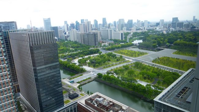 実際は、本来の意味での旅行ではないのですが、年に一度、東中野のクリニックに定期通院しており、今年もその時期になったのです。<br /><br />そのクリニック通院を兼ねて、ついでに都内を散策＆観光しています。<br /><br />特典航空券を使わない場合の、飛行機利用の国内旅行は、最近は、飛行機＋ホテルのダイナミックパッケージ利用が定番になっています。<br /><br />今年は、ＧＷ明け翌週の日曜日発を狙っていたのですが、案の定、パック料金は今までの最安料金でした。<br /><br />今回は、ＡＮＡの旅作利用で行ったのですが、福岡～羽田の往復航空券＋ホテル（ホテルウィングインターナショナルプレミアム東京四谷）のダブルルーム泊が、１泊でも２泊でも同料金の、２８，８００円だった為、折角なので２泊する事にしました。<br /><br />このホテルは、旧ＪＡＬシティ東京四谷だったのですが、約４年前に経営がフォーブス（ホテルウィング）になり、リブランドオープンしたホテルです。<br /><br />ホテル公式ＨＰ：https://www.hotelwing.co.jp/yotsuya/<br /><br />ＡＮＡ旅作サイト：https://www.ana.co.jp/ja/jp/domtour/<br /><br /><br />今回の日程行程は下記の通りです。<br /><br /><br />５月１３日（日）<br /><br />０７：００－ＡＮＡ２４０（Ｂ７７７－２００）－羽田０８：３５<br /><br />ホテルに向かい、荷物を預ける<br /><br />・根津神社参拝<br /><br />・湯島天満宮参拝<br /><br />・丸の内界隈散策<br /><br /><br />ホテルウィングインターナショナルプレミアム東京四谷　泊<br /><br /><br />５月１４日（月）<br /><br />午前：個人的所用<br /><br />午後：豪徳寺参拝・世田谷線乗車・スカイキャロット展望ロビー <br /><br /><br />ホテルウィングインターナショナルプレミアム東京四谷　泊<br /><br /><br />５月１５日（火）<br /><br />午前：クリニック（東中野）通院<br /><br />羽田空港に移動<br /><br />１３：００～ＪＡＬ工場見学～SKY MUSEUM～参加<br /><br />羽田１７：００－ＡＮＡ２６５（Ｂ７８７－９）－福岡１８：５５<br /><br /><br /><br />丸ビル（35階展望フロア）と、ＫＩＴＴＥ（ＫＩＴＴＥガーデン）を散策した時の様子です。<br />