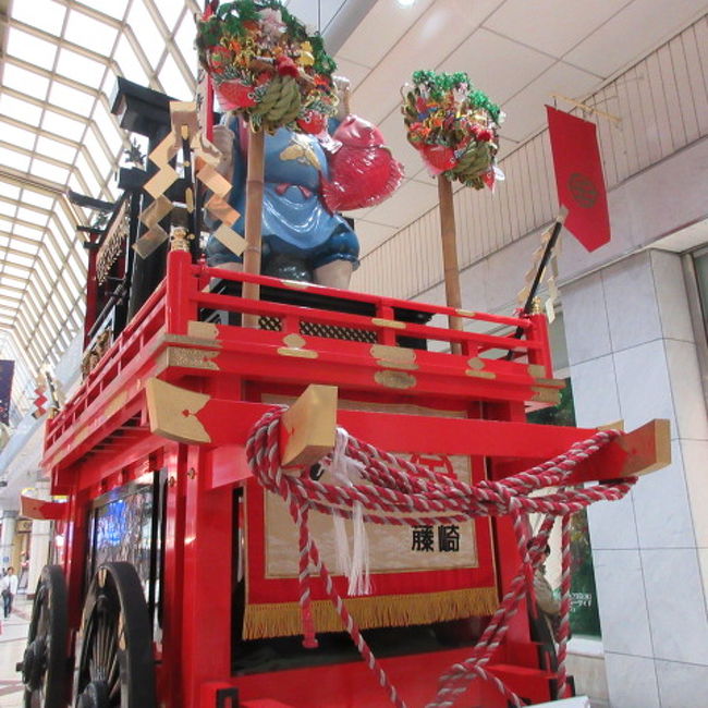 仙台へ新幹線へ行こう、いや、費用と現地の移動を考えると車でしょ。東京からだと400キロもあるので、4人で行くことに。<br />仙台ウェスティン宿泊日は、たまたま「青葉まつり」の宵まつりの日、街歩きに音と踊り見学が加わりラッキー。青葉まつりは5月第3日曜です。<br /><br />■日帰り入浴 仙台の奥座敷、秋保温泉 篝火の湯 緑水亭。<br />■宿泊 泊まってポイントを貯める為に ウェスティン仙台。<br /> 1室目 モデレート→プラチナUGでプレミアルーム+クラブアクセス<br /> 2室目 クラブルーム<br /> 4人でクラブルームを使う為に違うタイプで2室予約。部屋は、クラブルームよりプレミアルームの方がパノラマビューなのでずっとよいです。<br /><br />■観光 国宝大崎八幡宮、東北大学を見ながら山を越えて青葉城跡。ウェスティン仙台から仙台駅への街歩きで仙台青葉まつり。<br />塩釜マリンゲートから塩釜発着の松島観光船。<br /><br />牛タン食べて、みっちり観光したドライブ一泊旅行でした。<br /><br />画像は「仙台青葉まつり」の山鉾です。仙台青葉まつりは5月の第三日曜日が本まつり、前日が宵まつりです。