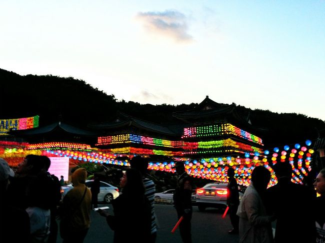 釜山の三光寺提灯祭りに行くという旅サークル仲間10人とお出かけ。<br /><br />現地集合解散でホテルは同じにしました。<br /><br />この日の飛行機は天候のせいか1時間ほど遅れました。<br />