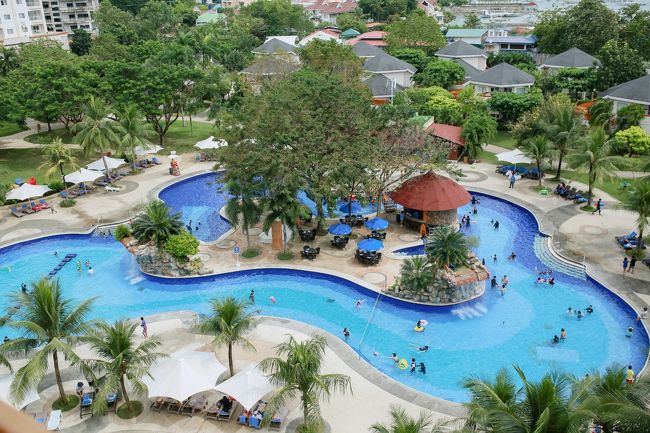 ジジババ、幼児連れのセブ島旅行、家族で記念撮影つき。前回の旅行で、ベビーシッターさんになつかなかった子供達をジジババに預け自分らはちゃっかりダイビングなど楽しもうという目論見の旅行でございます。