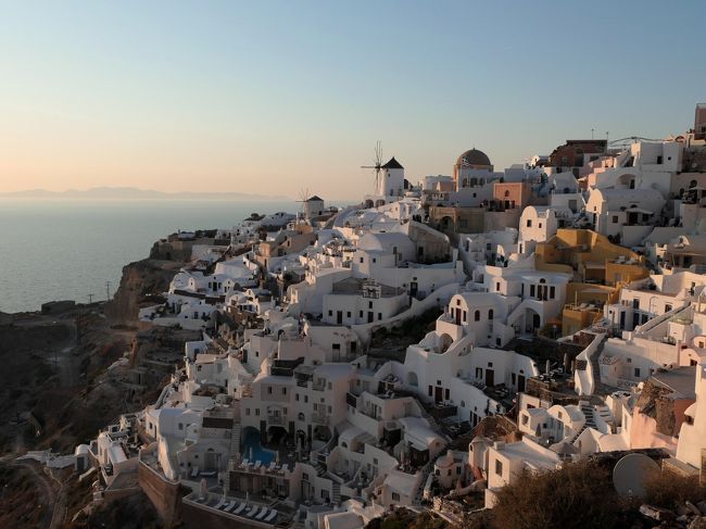 4日目はギリシャ本土からエーゲ海の島々へ。<br /><br />エーゲ海に浮かぶたくさんの美しい島々は、ギリシャ観光の魅力のひとつ。<br />というより、ギリシャ観光の半分はエーゲ海にあるといっても言い過ぎではないほど、魅力的な島々が点在しています。<br />その中でも人気ナンバーワンといえばサントリーニ島。<br /><br />フィラの宿にチェックインした後、夕暮れ間近のイアを訪れます。