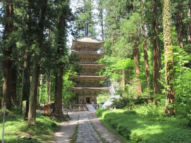 羽黒山五重塔は、国宝に指定されている貴重な建造物ですが、今般、天皇陛下御在位３０年と三神合祭殿再建２００年を記念して、内部が特別に公開されることになりました。<br />記録による限り内部公開は明治維新以降初めてとのことで、山形県内に住む晴れおじさんがこれを見逃しては、４トラ会員の名が廃るというものでしょう。<br />五月晴れの月曜日、妻を誘って、かしこみかしこみ参拝申し上げて来ましたので、旅行記としてアップします。<br />これから参拝を考えている方の参考になれば幸いです。