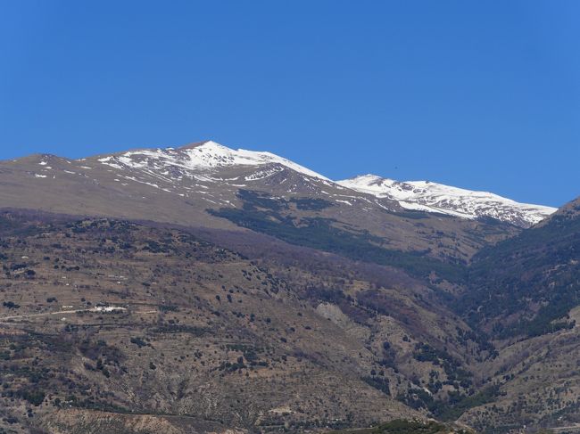 Alpujarras地方の入り口，Lanjaron，Orgivaをドライブした後（スペインの街は小さな街だと路上駐車が多く，本当に駐車場所を探すのに苦労する．私としては少し待っても街に降りたかったが，同僚たちは，いっぱい街を見たから無理して降りなくてもいいとの事，ただのドライブになってしまった）<br />帰りにA-344号線からきれいなSierra Nevadaの絶景を見る．A-344号線を降りてRulesダム湖に少しより，そのままA-44号線を帰った．途中Salobrenaの街に野菜を買いによって，1458早々にアパートPraiso del Mediterrraneoへ　今日は車をMalagaに交換に行ったので，まあくたびれたね．この絶景のアパートでゆっくりしよう<br />