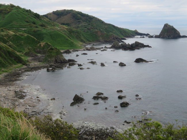 粟島の観光を3日間しました、内浦港付近から海岸沿いを歩いてあわしま牧場へ、途中、野馬公園を見て、海水浴場を歩いてあわしま牧場へ、ちょっとだけ馬に乗って楽しみました。<br /><br />コミュニティバスに粟島汽船乗り場から乗車して旗崎を見ながら海岸沿いを走り高台に入り風光明媚な八ツ鉢鼻に、更に展望台がある仏崎付近に海岸の景色を楽しみました、海岸を見ながらバスは移動して釜谷地区へ、西海岸にある釜谷集落と港をちょっと散策しました、散策後内浦に地区に戻りました。<br /><br />帰る前に西浦地区の西はずれにある粟島浦村資料館に入館して見学、スタッフの説明も受けました、漁船や漁具、民具が展示されていました。