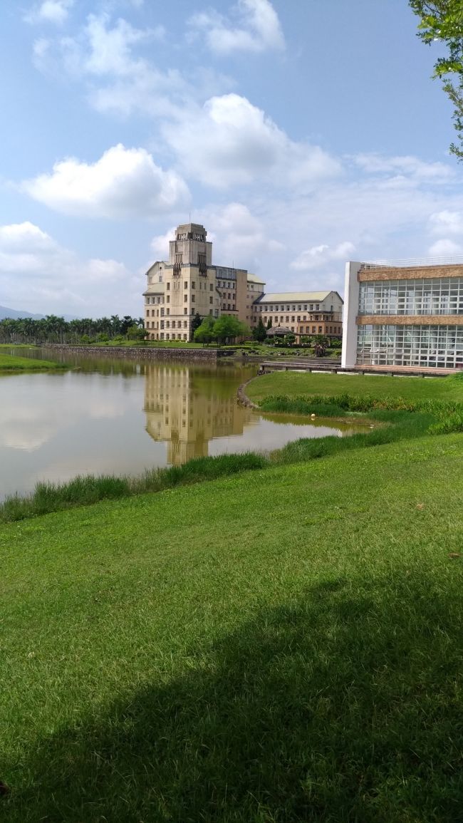 今日は国立東華大学のキャンパスに。湖畔の風景が評判の大学だ。<br />花蓮のガイドブックにも書かれている写真も臺灣とは思えない風景だ。<br />通学時間を外して０９：３０頃に花蓮駅へ。<br />そこから太魯閣客運３０１に乗る。<br />４０分程度で大学に。構内を走って適当な場所で止めてくれた。<br /><br />湖畔に食堂が有りそこからの景色も素晴らしい。<br />一通り写真を撮って食堂内の喫茶部に行きお茶を飲んだ。<br />帰りは図書館の前でバスが停車するからと言う事で待っていたが<br />学生さんで一杯だ。<br />座れるかと心配したが何とか座れた。<br /><br />花蓮駅の手前で降りて花蓮で一番有名だと言う葱油餅を食べに。<br />昨日も夕方に行ったが終わっていたのか閉まっていた。<br />『老店炸蛋葱油餅』に着いたのが１２：３０頃だったが閉まったままだ。<br />看板をよく見たら分るのに近くの店に入ってしまった。<br />葱油餅を食べて前を通ったら行列が出来ていた。<br />時間を見ると１３：００からだった。<br />次回は必ず並んでも食べる事に。<br /><br />そしてスマホを頼りに歩いて『将軍府』へ。<br />そこからまたもやスマホを頼りに歩いて『花蓮鐡道文化園區』へ。<br />ここのバス停で花蓮駅の時間を見たら１０分程度しかなく<br />外観の写真を撮っただけだ。<br />１５：００前に花蓮駅に着いたが屋外のコーヒーショップで<br />熱いコーヒーを頂いて一時間近く休憩して１６：０１發の<br />『普悠瑪』號に乗って臺北へ<br />何が出来ただろうか二泊三日の『花蓮』の旅でした。<br />