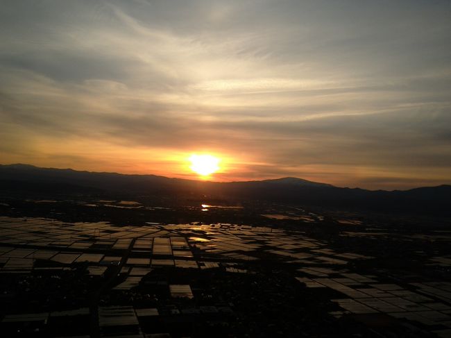 山形での仕事があり羽田空港から往復しました。<br />夕刻の羽田空港出発だったので到着する頃の山形空港近くからの夕焼けとまだ真っ白の月山がとても綺麗でした。<br />山形へは羽田空港からジェイエアで一日２往復伸びが飛行しています。<br />空港から山形駅へ移動する際、空港シャトルバスの運転手さんが月山がこの時期こんなに綺麗に見えるのは<br />珍しいんですと仰っていました。<br />今回は観光は全くなくて往復と少しの食事時間を楽しむ事だけでした。<br />夕食でいつも訪れる「花膳」さんでは今が旬の月山筍を焼いてお味噌で美味しく頂きました。<br />山形県の銘酒もマスターのお奨めで順番に美味しく頂きました。<br />「十四代」も有名ですが山形には沢山の美味しい地元のお酒がありますよとお酒大好きのマスターが<br />一升瓶を持ってきてご紹介されていました。仕事に支障が無いように美味しく頂きました。