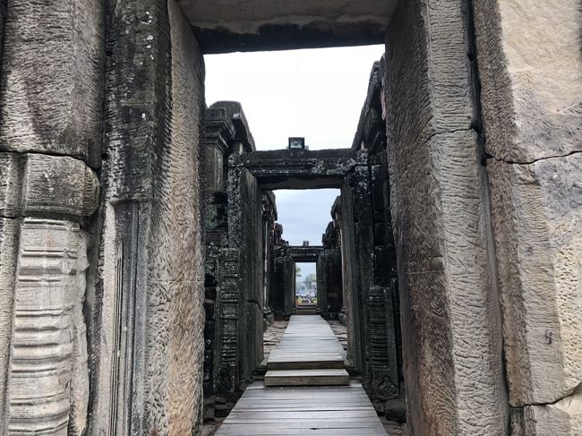 恒例の陸路縦断研修旅行。2018年はベトナム中部から南ラオス、タイの南イサーンを通ってバンコクに向かうルート。17回目は、「ナコンラーチャシーマ」到着から、そのままピマーイ遺跡に向かった部分から、ピマーイ遺跡を見学した後、夜ナコンラーチャシーマに戻り、旧市街を散策2016年の同時期に行ったお店を再訪しました。
