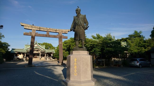 豊國神社は、大阪城を築いた豊臣秀吉、豊臣秀頼、豊臣秀長を祀っている神社です。大阪城の桜門の南にあります。大阪城公園を散歩するついでにふらっと立ち寄れます。<br />ミライザ大阪城から流れる音楽が印象的で、観光客で賑わっている大阪城天守閣周辺に比べると、夕方だったせいもあるのか、人があまりおらず、少し寂しい感じがしました。