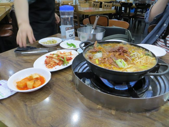 ＧＹＡＯの韓流ドラマ「食事をしましょう」を見て、あまりにも韓国料理をおいしそうに食べているので、食べたくなってソウルに行ってきました。<br />旅の目的は韓国料理を食べることなので、個人手配よりも安いツアーを探し、韓国料理は1人で食べるより2人の以上のほうがいいみたいなので、同僚を誘って行くことにしました。<br />19日土曜日13時頃出発し21日の12時頃帰ってる、チェジュ航空利用のＨＩＳ格安（32,000円）2泊3日ツアーです。