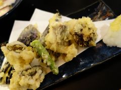 20180524-2 築地 小田保さん魚河岸食堂店、コチの薄造、タコ唐揚、黒鯛と鱧の天ぷら。お隣、鳥藤さんの白斬鶏。