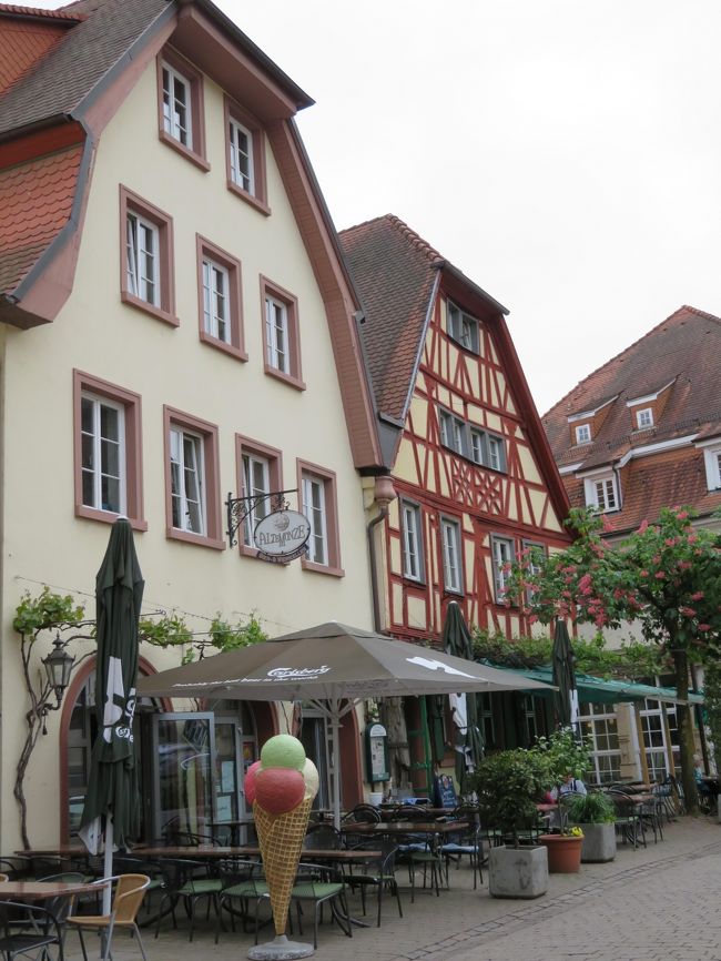 2018年5月2日（水）Weinheim ヴァインハイム ♪昨年、この街に足を運こんだ時、時間が足りず駆け足だったので今回は少しゆっくり!(^^)!<br />なんて♪思っていましたが、時間が経つのは早いですよね。ランチを食べたりしていたら、あっという間に時間が！<br /><br />※ネット上での街並み紹介ですとロルシュ修道院の土地管理台帳であるロルシュ文書の755年の書類に「Winenheim」についての最初の記録があるようです。ヴァインハイム(Weinheim)の名前はワイン(Wein)に由来するものではないようです。この地方を開墾した人々、ヴィーノ(Wino)の家(Heim)に由来するらしいです。ほぉ～。ロルシュ修道院は、所領を防衛する目的で、村の高台にヴィンデック城を建設したようです。<br />※ヴァインハイム城もあります。<br />※ヴァインハイム城のある庭園の池が綺麗。<br /><br />＜移動方法＞DB列車です。<br />10:49 Mainz<br />11:21 Darmstadt Hbf<br />11:37 Darmstadt Hbf<br />11:58 Weinheim　<br /><br />