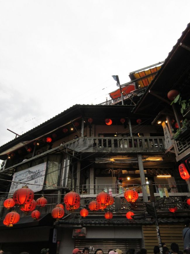 お互いに、個人手配の一人旅が好きな母娘が、5年ぶりの海外旅行でした。<br />しかも、パックツアー。<br />お互いにストレスを感じながらの旅行でした(笑)<br /><br />3泊4日で台北、台中、高雄、九分と効率よく廻れました。さすがパックツアー!<br /><br /> 5月2日(水) 羽田~台北~台中<br /> 5月3日(木) 台中~日月潭~台南~高雄<br /> 5月4日(金) 高雄~(新幹線で)台北~九分~台北<br /> 5月5日(土) 台北~羽田<br /><br />