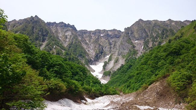 2018年5月26日から28日まで群馬県を旅しました。<br /><br />関東圏に住んでいるので、群馬県は数えきれないくらい旅行しているのですが、今回、数年ぶりの結婚記念日旅行ということで選んだのが、昨年12月の一人旅でも宿泊した谷川温泉別邸仙寿庵(6回目)。<br /><br />谷川岳ロープウェイ乗り場から一ノ倉沢まで電気バスで行けるようになるのが5月最終の土曜日とのことで、夫(カメラ小僧)が以前から行きたがっていた一ノ倉沢と、ロックハート城、私が見たかった四万ブルー、すべての願いを叶えるための(ちょっと大げさ?)二泊三日の旅となりました。<br /><br />【日程】<br />一日目<br />自宅→谷川岳ロープウェイ→一ノ倉沢→谷川岳ロープウェイ→ロックハート城→谷川温泉別邸仙寿庵(宿泊)<br /><br />二日目<br />谷川温泉別邸仙寿庵→四万温泉(奥四万湖、積善館→四万湖)→谷川温泉別邸仙寿庵(宿泊) <br /><br />三日目<br />谷川温泉別邸仙寿庵→川原湯温泉(八ッ場ダム建設風景)→吾妻渓谷→榛名湖→榛名神社→自宅<br /><br /><br /><br />