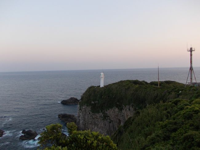 トラブル続きの四国湯巡りツーリングの三日目です。<br />天気は良いのですが、相変わらず、風が強い中、高知を湯巡りします。<br />須崎からは一旦、山に入り、雲の上温泉へ。再び海沿いに出て南下。<br />中土佐で海に出たら、再び山間へ。その後は四万十川ぞいに巡って中村へ。<br />もうひと頑張りで、足摺岬まで。足摺岬にはおよそ17年ぶりの訪問でした。<br />とにかく大変な湯巡りですが、なんとか目標は達成できました。