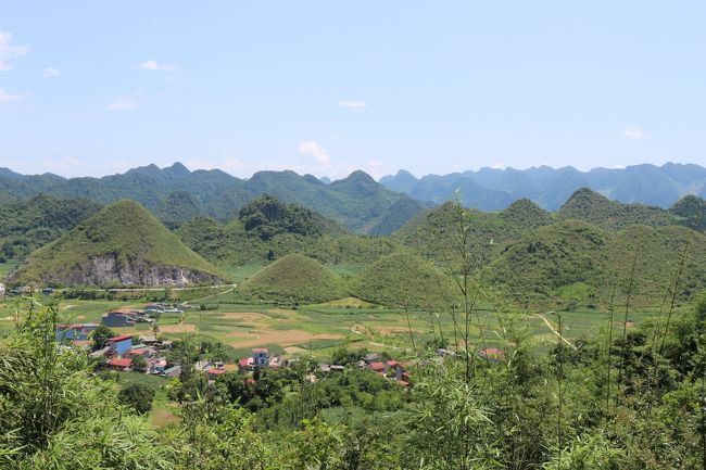 勝手に「少数民族」と言えば「サパ」と決めていた私。<br />調べて行くうちにベトナムの最北端に暮らしている少数民族を見つけた！<br />そこはハザン省！<br />ジオパークがありトレッキングも兼ねて山岳民族の村々にも行けると言う素晴らしい場所<br />ベトナムには多くの民族が住んでいてハザン省には22の部族が住んでいるらしい<br />特に山岳部には未だに独特の文化が残っている。<br />今回の旅はひたすら歩いて少数民族に会いに行くつもり<br /><br />表紙の写真は有名な「おっぱい山」<br /><br />旅のスケジュール<br />１日目　深夜ハノイに到着→（車チャーター）→早朝ハザン到着→Lung Tam村の織物工房→トレッキング→モン族王様屋敷跡→ドンバン<br /><br />２日目　サンディマーケット→トレッキング<br />https://4travel.jp/travelogue/11363637<br /><br />３日目　ルンクー村でロロ族に会う　勿論トレッキングもね<br />https://4travel.jp/travelogue/11364267<br /><br />４日目　ナムダム村のザオ族でホームステイ<br />https://4travel.jp/travelogue/11364410<br /><br />５日目　高床式住居に住むタイ族の集落に行ってみる<br />https://4travel.jp/travelogue/11364678<br /><br /><br />大変お世話になった小倉さん<br />https://www.hagiang-support.net<br /><br />現地でサポートして下さったルアさん<br />http://junglemanhagiang.com/2017/06/21/90-young-hmong-people-in-country-side-know-how-can-do-it-but-you-cant/