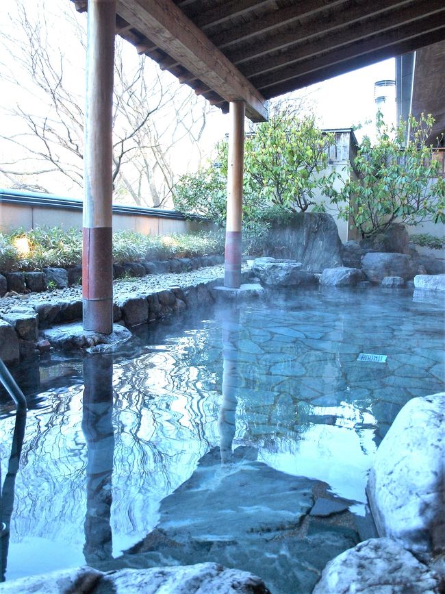 4月に入り毎年訪れている飯坂温泉(https://iizaka.com/info/)に出かけてきました。ところが北陸道から磐越道に入ると・・季節外れの雪のため通行止めになっていました。(普通タイヤは)<br /> 仕方なく高速から国道49号線で県境を越え福島県に入りました。会津地域は積雪もなく磐越道を走ることができました。猪苗代Interを降り、道の駅で福島方面の道路状況を聞き、不安もありましたが峠越えで福島市内に入りました。<br /><br /> JRの福島駅の観光案内所( https://www.f-kankou.jp/category/kankouannai/ )で花見山の開花状況等を聞いていたら、街中の福島競馬場で春競馬が行われているのを聞き、まず競馬場に向かうことにしました。<br /><br /> 競馬場( http://www.jra.go.jp/facilities/race/fukushima/ )の駐車場に停め、初めての福島競馬場に・・・。競馬の知識はほとんどないのですが、久しぶりの雰囲気を楽しめました。花見山は明日訪ねることにし、競馬場から飯坂温泉に向かいました。<br /><br /> 次の日朝食後チェックアウトをし花見山( https://www.f-kankou.jp/hanamiyama/ )に向かうためシャトルバス発着地の河川敷の駐車場に・・・・。早い時間でしたので待つことなく花見山に到着、一年ぶりの花見山を楽しむことができました。