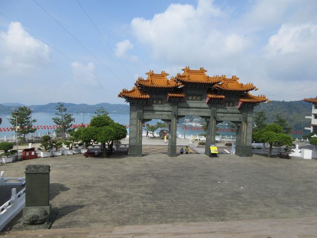 3泊4日で台北、台中、高雄、九分と効率よく廻れました。さすがパックツアー!<br /><br /> 5月2日(水) 羽田~台北~台中<br /> 5月3日(木) 台中~日月潭~台南~高雄<br /> 5月4日(金) 高雄~(新幹線で)台北~九分~台北<br /> 5月5日(土) 台北~羽田<br /><br />二日目も、台中、嘉義、台南、高雄までバスでの移動。 パックツアーの効率の良さ(?)で、<br /><br /> 日月潭、孔子廟、赤嵌楼 延平郡王祠、蓮池?彼、三鳳宮 <br /><br />その上に、夕食後のオプショナルツアー「愛河クルーズと六合夜市」(料金5000円)が有りました。<br /><br /> 翌日にも、台北で士林夜市散策がコースに入っていたので、台湾2回目の私たちは、オプショナルツアーには行かず、3ブロックほど歩いてスーパーマーケットに行きました。<br /><br />