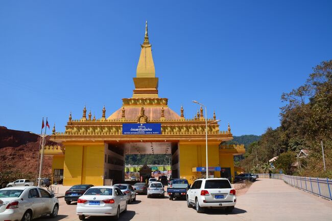 行程<br />1日目 ベトナム・ハノイからラオス・ルアンパバーン(Luang Prabang)へ移動<br />2日目 ルアンパバーン観光<br />3日目 ルアンパバーンからラオス・ルアンナムタ(Luang Namtha)へ移動<br />4日目 ラオス・ボーテン(Borten)から中国・モーハンへ日帰り陸路国境越え ■今回の旅行記■<br />5日目 ルアンナムタでトレッキング<br />6日目 ルアンナムタからタイ・チェンライ(Chiang Rai)へ移動<br />7日目 タイ・メーサーイ(Mae Sai)からミャンマー・タチレイ(Tachileik)への日帰り国境越えとゴールデントライアングル観光<br />8日目 タイ・バンコクへの移動<br />9日目 タイ・カンチャナブリ(Kanchanaburi)へ移動、泰緬鉄道・戦場に架ける橋観光<br />10日目 カンチャナブリ観光、バンコクへ移動<br />11日目 ハノイへ移動<br /><br />⇒:空路 →:バス -->:鉄道<br />ハノイ⇒ルアンパバーン→ルアンナムタ→ボーテン・モーハン国境→ルアンナムタ→ファイサイ・チェーンコーン国境→チェンライ→メーサーイ・タチレイ国境→ゴールデントライアングル→チェンライ⇒バンコク-->カンチャナブリ→バンコク⇒ハノイ<br /><br />目的<br />インドシナ半島の縦横断と陸路国境越え<br />中国が主導する南北回廊ラオス北部の状況視察<br />ゴールデントライアングル観光<br />泰緬鉄道乗車<br /><br /><br />中国・モーハンへの日帰り国境越えにあたりルアンナムタ市内近くのバスターミナルに行きました。<br />遠方行きバスターミナルは市内からかなり遠いですが、近郊行きターミナルは中心部から歩いて10分程です。<br /><br />十数人乗りのバスが止まっていましたが、人数が集まるまで出発しないと言われました。<br />一人で行くなら150USD程度で吹っ掛けられたと思います。<br />日帰り国境越えで時間も限られていたので待つ時間がもったいなく、ツアーデスクに引き返し、バイクタクシーを一日チャーターして国境の街ボーテンに向かうことにしました。<br /><br />ボーテンの街中は3つに分類できると思いました。<br />・昔から存在するローカルの建物<br />・2012年頃までに中国の投資で建てられた建物<br />・最近になって中国の投資で建てられた建物<br /><br />ボーテンは数年前に一度中国の投資でカジノなどが作られました。<br />売春・殺人・覚醒剤などあまりにも治安が悪化しすぎて数年前にラオス政府によってお取りつぶしになっていましたが、<br />ここ数年になってまた中国による投資ラッシュが始まっています。<br />中国の一帯一路構想の一部である南北回廊の重要拠点です。<br />