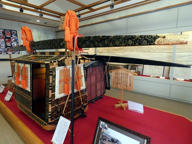 東海道三大関所 気賀関所内には浜松市 気賀関所資料館 姫様館があり、こちらも無料で見学できます。<br /><br />こじんまりとした無人の資料館ですが、館内には見事な籠などの展示があって、思いがけなく楽しめます。<br />