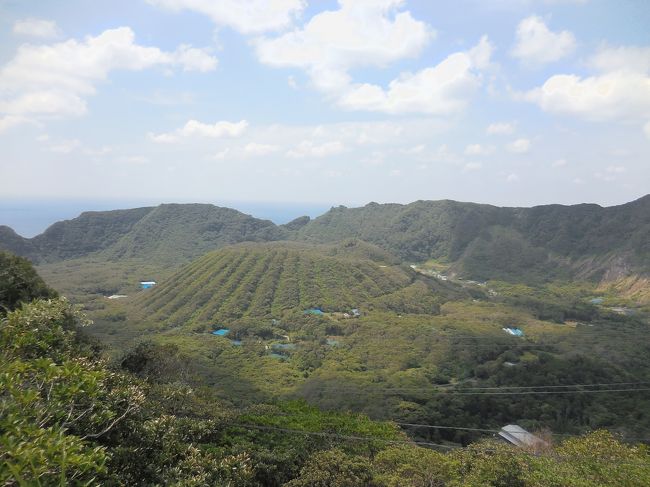 離島への旅行も大好きなソリちゃんは、随分前から僻地ちゅうの僻地たる青ヶ島に出掛けようかと、そのチャンスを虎視眈々と狙っていたんだけど、年がら年中お出掛けしているので中々実行出来なかったんですね。<br /> しかもここにわたるための手段は、欠航だらけのフェリーでは予定を組むのが難しいため事実上ヘリに頼るしかないんだけど、これがまた曲者で大問題。<br /> やっと今年実現したんですね。でもそれは・・・。