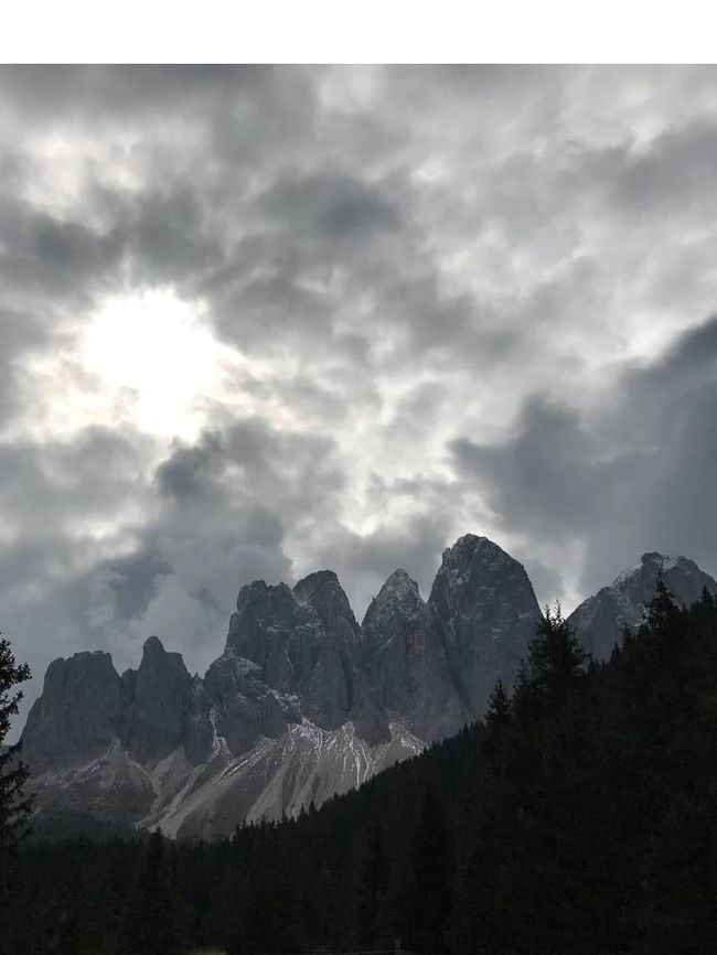 表紙の写真・間違って来てしまったんですが・・・雲行きが怪しげ(笑）<br />ガイスラー山塊の北側・・手前は針葉林です。<br /><br />本当はドロミテ北塊で｢最も美しい風景」と言われるフネス渓谷(val di Funes)の標高1300メートルのサンタマグレーナ村（St Maddlena)から、この山系を写し、マッタリする予定でしたが、目指したのに乗り過ごしてしまい終点まで来てしまった・・・・有名なスポットです。<br />RIFUGIO ZANNES/ZANSERHl(終点名)<br /><br />Eiji  OKUBOさんとおっしゃる方をネット知りまして感動(他の地域情報も素晴らしいです)<br />この方はネットで検索出来て、ドロミテの山々の説明・写真も詳しく素晴らしいです。<br />この方のフスネ渓谷行きを参考に計画しました。<br /> <br />「行き方」<br />「1」SAD BUS.ブレッサノネ(ブリクセン)～サン・ピエトロ～サンタマッダレーナ。<br />「2」SAD BUS.クラウセン(キューザ)～サン・ピエトロ～サンタマッダレーナ。<br /><br />私は「1」のバス路線を利用しました。<br /><br />個人でドロミテ観光は大変なので、1日しかない為に、ゆったりとした景色を堪能しようと思ったのににね・・色々とトラブルが・・・<br /><br />1回目のチョンボは・・目的地とは反対行きの電車に乗ってしまった(汗）<br />同時刻で確認したはずなのにホームを間違えた・・途中で学生さん達が一気に降りたので、うむ？と思った。。この時に降りれば良かった・・<br />2つ目の駅名が違う・・とっさに降りたは良いが無人駅で聞く人が居ないし、だれも通らず。。近くにバス停がありそこで聞いたらボルツァ―ノ駅に行くというのでリターンしたのです。。<br /><br />2回目。<br />運転手さんにサンタマグレーナ村で降りたいと言って有ったのですが、忘れ去られて終点まで来てしまったのです（＾＾；）<br />バスの中で場違いな位に浮いた服装でした(笑）<br />殆どがペアかグループで、登山の服装・リュック姿・・私は普通の格好(´-`&#39;)<br /><br />バスから降りる時に帰りのバスの時刻と、僕から見える一番前の一人席に座ってくれと言われてしまった(苦笑）ところが折り返しのバスに乗り込んだら、すでにそこは地元民らしき、おばさんに占拠されていたので、運転手さんの後ろの席に座った(同じ運転手さん）<br /><br />此処まで、失敗といえばそうですが、この景色を見れたので良しとして・・この後に3回目の大失敗をしてしまい、後半のボルツァ―ノ観光が減ってしまったのです。長くなりますので最後に成り行きを記載しました。<br /><br />イタリア最後の地でノンビリと・・の目論みがガラガラと崩れてしまいましたが、思いがけないバス旅でチロル地方の素敵な景色は見れました。<br />