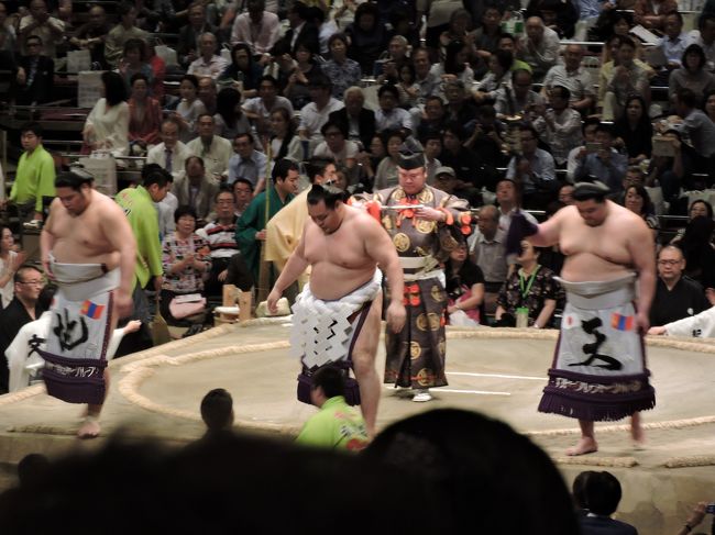 5月24日(木)東京再発見の旅2日目<br />8:45ホテル「ニューオオタニ」出発→9:00東京タワー10:00→築地場外市場(案内人がご案内!うれしい3店舗食べ歩き)11:30→浜離宮恩賜公園(自由散策)13:00→隅田川クルーズ→13:50墨田区役所前→14:00両国ビューホテル(ちゃんこの昼食)→徒歩で両国国技館へ各自で。15:00両国国技館で大相撲5月場所12日目の観戦<4人マス席>東14側8番<1マス38000円>→18:10バスでホテルへ<ニューオオタニ><br />夕食は各自のホテル内のレストランでたべる。<br /><br />30年ぶりに訪れた東京タワーは還暦を迎えたというので工事が行われていた。地上150mのメーンデッキから東京の街並みを眺めた。築地場外市場は東京歴史研究会の案内の方がついていろいろと案内していただきありがたかった。私は波除神社で御朱印を戴いてきた。(300円)<br />いろいろな店が並び多くの人で賑わっていた。外国人の観光客が多かった。ここは移転しないで残るということだった。<br />浜離宮恩賜公園は花の時期は過ぎていてちょっと寂しかったが、それなりの趣があった。<br />ここから出るクルーズ船で隅田川を遡って行った。隅田川に架かる橋の下をくぐって行くのは面白かった。<br />それから今回の目玉「大相撲5月場所」の観戦。栃ノ心と白鵬という取り組みがありおおいに盛り上がった。熊本出身の二人も(正代と佐田の海)も勝ってよかった。<br /><br />今日は満足してホテルに帰って行った。<br />