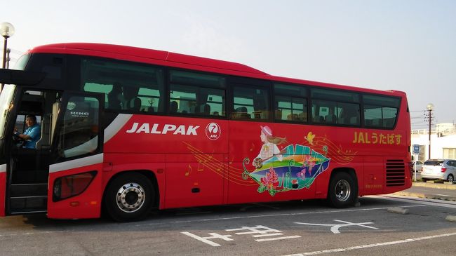 2018年4月28日(土)<br /><br />本日は、JALうたバス首里南部めぐり号で南部観光です。<br /><br />JALホテル前<br />↓<br />首里城公園<br />↓<br />おきなわワールド<br />↓<br />ニライカナイ橋(車窓)<br />↓<br />斎場御嶽<br />↓<br />ファーマーズマーケット<br />↓<br />JALホテル<br /><br />車内はゆったり広々で窓も大きく景色が見やすく、<br />コンセント、Wi-fi完備。<br />おしぼりにさんぴん茶、日傘にひざかけ。<br />三線で島唄まで歌ってくれて<br /><br />これでなんと100円<br /><br />運転されない方。沖縄観光にお勧めですよ。<br /><br /><br /><br />JALダイナミックパッケージを利用<br />2018年4月25日(水)~2018年4月29日(日) 4泊5日<br /><br />4月25日(水) JAL915便 羽田 12時25分発 →那覇 15時5分着<br />4月29日(日) JAL906便 那覇 12時35分発 →羽田 14時55分着<br /><br />ホテルブライオン那覇 4泊<br /><br />【100円オプション】 <br />※おきなわCAFEクーポン 100円<br />※JALうたバス首里南部めぐり号 100円<br />※おきなわワールド入場券+プチスイーツ 100円<br /><br />JALダイナミックパッケージのタイムセールは本当に安い。<br />これすべて 合計 36,100円 <br /><br />JALダイナミックパッケージは毎日最安値の便が変わるので<br />こまめにチェックする事をお勧めします。<br /><br />リフィーダイビング https://www.rifiediving.com/<br />PADI アドバンスド講習 2日 5本 33,800円<br />恩納村ボート代 7,000円<br />追加ダイブ 5,000円<br /><br /><br /><br />