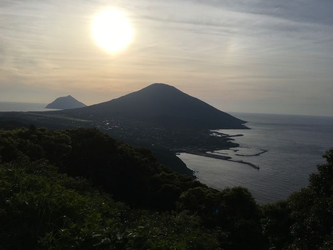 　青ヶ島からの船が大幅に遅れたため、その日予定していた島の南部にある温泉へは行けず宿のフロに入って、その後が食事でした。本当はこの景色を見てから食事をしたかったんですがねぇ。