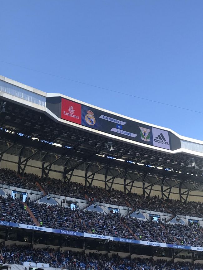 今日はレアル・マドリーとレガネスの試合です☆<br />それと相変わらず食べまくってます。<br /><br />4月26日 中部国際空港→香港経由マドリッド 機内泊<br />4月27日 マドリッド着 マドリッド泊 <br />4月28日 レアルマドリーvsレガネス戦 マドリッド泊 ←今ココ!<br />4月29日 サラマンカ観光 サラマンカ泊<br />4月30日 サラマンカ観光 マドリッド泊<br />5月 1日 CL準決勝 レアルマドリーvsバイエルン戦 マドリッド泊<br />5月 2日 ベルナベウスタジアムツアー マドリッド泊<br />5月 3日 EL準決勝 アトレティコマドリーvsアーセナル戦 マドリッド泊<br />5月 4日 マドリッド発