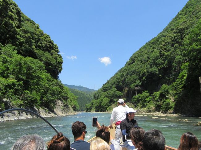 平成30年5月22日、嵯峨嵐山駅からトロッコ列車に乗車、そして亀岡駅で下車。連絡バスで保津川下り乗船場へ。嵐山まで保津川下りを楽しむ。