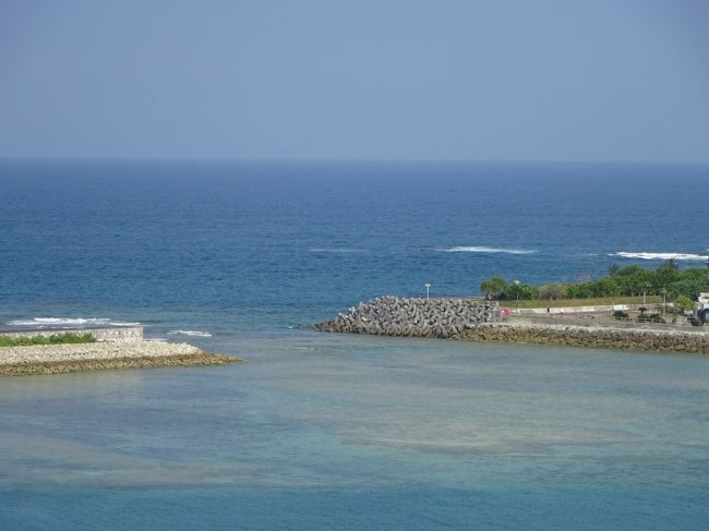 今年は沖縄旅行が続いていて、3月に泊まったヒルトン北谷にまた行って来ました。<br />去年、ヒルトンのフラッシュセールでお安く取れたので、今回は結婚記念日のお祝いも兼ねて、ヒルトン北谷のエグゼクティブルームを予約。<br />すでに沖縄は梅雨に入っていて雨が心配でしたが、水不足が心配されるほど雨が降ってないとの事でした。<br />おかげでホテルのプールも楽しむことができて良かったです。