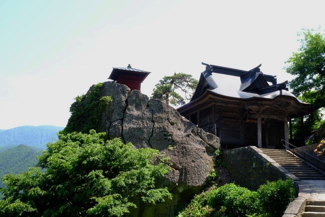 「出羽名刹三寺まいり」と銀山温泉に行ってきました。<br />悪縁切りの山寺、若返り信仰の慈恩寺、縁結びの若松寺の<br />三寺を…1100段の石段を登りながら御朱印を頂き、五大堂からの<br />絶景を堪能しました。<br /><br /><br />