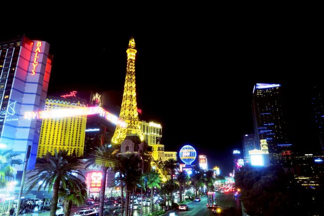 ロサンゼルスを出てモハーヴェ砂漠をバスで行くこと5時間、カリフォルニア州からネバダ州に入ったとたん、カジノが目につくようになりました。ネバダ州ではギャンブルが合法化されているのです。<br /><br />私たちはグランドサークル観光の拠点として、最初の夜と最後の夜の2度ラスベガスのホテルに滞在しました。本旅行記では最初の夜の様子をお伝えします。<br /><br />ラスベガスというと、行く前は庶民にはちょっと縁遠いイメージを持っていました。ポーカーやルーレットに打ち興じる正装した紳士淑女、賭博にのめり込んで破産に追いやられる資産家、裏にはマフィア・・・なんてイメージです。<br /><br />ところが実際行ってみると、ラスベガスは庶民的でとても面白い街でした。大人も子供も、ギャンブルをする人もしない人も楽しめ、ショー、グルメ、ホテル巡り、ショッピングと魅力満載なんです。<br /><br />ラスベガスはエンターテインメントがテーマ。街を挙げてお客さんを楽しませることに徹しています。少し滞在しただけですが、この街、リピーターが多い訳がわかりました。<br /><br />最初の夜に泊まったのは、ホテル群の北の端に位置するウエストゲート(旧ラスベガス・ヒルトン)です。メインストリートのストリップ通りからは少し奥まった所にあるのですが、ホテルの目の前にモノレールの駅があるため、モノレールを使って中心部へ出ることができます。<br /><br />ツアーに夕食は付いていないので、フォーコーナーと呼ばれる一番の中心地へ出かけ、夕食がてら街を少し歩いてみました。<br /><br /><br />~*~*~*~*~*~*~*~*~*~*~*~*~*~<br /><br /><旅行スケジュール><br />★印が本旅行記で取り上げた場所<br /><br />5月17日(木) 羽田15:15発デルタ6便でロサンゼルスへ<br /> サンタモニカ観光<br /> ★ラスベガスへ <br /> ★<ラスベガス泊><br />5月18日(金) アンテロープキャニオン観光<br /> ホースシューベント観光 <br /> <ペイジ泊><br />5月19日(土) モニュメントバレー観光<br /> グランドキャニオン ビューポイント観光 <br /> <グランドキャニオン泊><br />5月20日(日) グランドキャニオン朝日鑑賞<br /> セドナ観光<br /> ルート66ゆかりの街セリグマンに立ち寄り<br /> ラスベガスへ <br /> <ラスベガス泊><br />5月21日(月)~22日(火) ロサンゼルス11:02発デルタ7便で帰国
