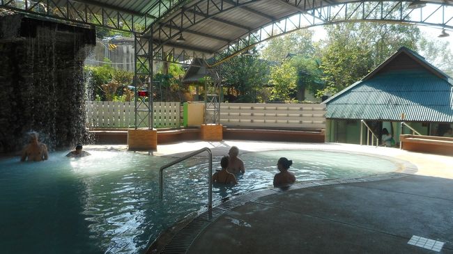  サンカムペーン温泉は、タイ政府が1972年より温泉から得られる地熱エネルギーに着目して調査をしていたそうですが、開発には膨大なコストがかかるということで計画は延期、その後1984年12月に温泉観光地としてオープンしました。
