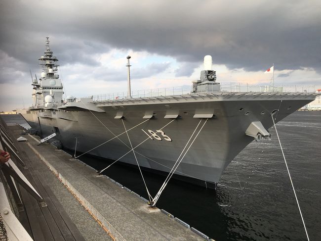 横浜開港祭初日 水陸両用バスと護衛艦いずも