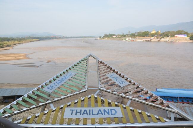 行程<br />１日目　ベトナム・ハノイからラオス・ルアンパバーン(Luang Prabang)へ移動<br />２日目　ルアンパバーン観光<br />３日目　ルアンパバーンからラオス・ルアンナムタ(Luang Namtha)へ移動<br />４日目　ラオス・ボーテン(Boten)から中国・モーハンへ日帰り陸路国境越え<br />５日目　ルアンナムタでトレッキング<br />６日目　ルアンナムタからタイ・チェンライ(Chiang Rai)へ移動<br />７日目　タイ・メーサーイ(Mae Sai)からミャンマー・タチレイ(Tachileik)への日帰り国境越えとゴールデントライアングル観光　■今回の旅行記■<br />８日目　タイ・バンコクへの移動<br />９日目　タイ・カンチャナブリ(Kanchanaburi)へ移動、泰緬鉄道・戦場に架ける橋観光<br />10日目　カンチャナブリ観光、バンコクへ移動<br />11日目　ハノイへ移動<br /><br />⇒：空路　→：バス　--&gt;：鉄道<br />ハノイ⇒ルアンパバーン→ルアンナムタ→ボーテン・モーハン国境→ルアンナムタ→ファイサイ・チェーンコーン国境→チェンライ→メーサーイ・タチレイ国境→ゴールデントライアングル→チェンライ⇒バンコク--&gt;カンチャナブリ→バンコク⇒ハノイ<br /><br />目的<br />インドシナ半島の縦横断と陸路国境越え<br />中国が主導する南北回廊ラオス北部の状況視察<br />ゴールデントライアングル観光<br />泰緬鉄道乗車<br /><br />メーサーイからゴールデントライアングルに向かいます。<br />30分程で着いたので、この間だけタクシーでも行けそうです。<br />ゴールデントライアングルは昔アヘンの栽培で有名だった地域のようです。<br />現在でもミャンマー側では中央の支配が行き届いておらず取引されているとか。