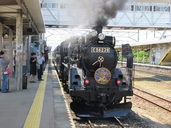 今回の旅の動機ともなったメインイベント。ＳＬ銀河に乗ります。<br />花巻駅から乗った列車はもう、別世界。本当に童心に帰って昔盛んに乗り鉄してた頃を思い出します。<br />ご紹介したい写真が満載なので前中後の３編に分けて記事にします。<br />まずはＳＬ銀河の始発駅花巻から途中、花巻市内の土沢駅までをレポートします。<br />