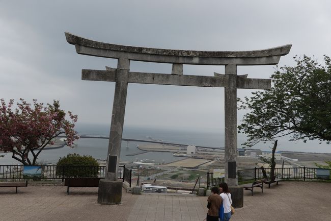 田代島の帰りに日和山公園に立ち寄りました。<br />桜の時期ではなかったので、桜はとっくに終わっていましたが<br />芭蕉の地と言うこともあり文学的な雰囲気と<br />石巻市街地が展望されました。<br />また、震災の爪あともあちこちに見られました。<br />--<br />5/1～3に行った<br />今回の東北旅行のリンクは下記のとおりです。<br />福島、宮城、山形の3県を二泊三日で回っています。<br />～福島～<br />①常磐線全制覇…https://4travel.jp/travelogue/11354832<br />②帰還困難区域周辺探索…https://4travel.jp/travelogue/11355890<br />~宮城~<br />③猫天国の田代島…https://4travel.jp/travelogue/11361240<br />④日和山公園と石巻市街地…https://4travel.jp/travelogue/11365411<br />～山形～<br />⑤山寺観光…https://4travel.jp/travelogue/11370263<br />⑥山形市街地と文翔館…https://4travel.jp/travelogue/11372657