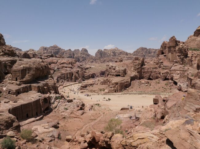 ヨルダンに来たほとんどの旅人が訪れる場所がある。<br /><br />紀元前2世紀頃、遊牧民ナパタイ人が貿易・交通の要所に定住を始め、ナパタイ王国を建国した。<br />その首都として繁栄した当時を今に伝える広大な遺跡群。<br /><br />ヨルダン観光初日、その目的地はヨルダン最大のみどころぺトラ遺跡です。<br /><br />今日と明日の2日間にわたるぺトラ遺跡観光の始まりです。