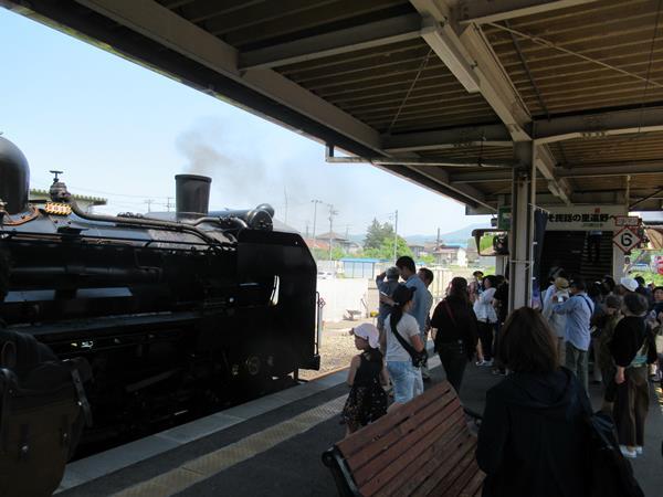 釜石線の土沢駅を出発したSL銀河は途中の宮守駅で15分の小休止。ホームに降りて先頭の機関車の写真を撮ったり、4号車の売店でSLグッズを買い求めたり、SL銀河弁当を買ったりとめいめいに楽しんでいます。<br />そして釜石線内では大きな駅である遠野駅で1時間以上の大休止をして機関車の給水などの整備をします。<br />その間に駅の外を探索したりして楽しい時間を過ごします。