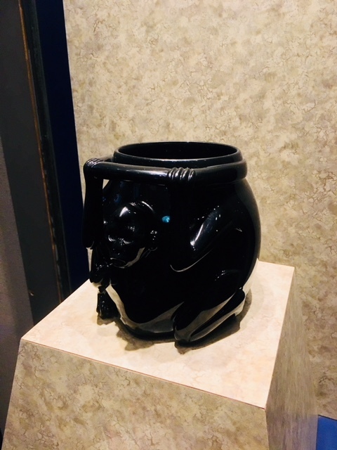 さて、シティでも、お客様のアテンドに頑張っている店長吉田です。というわけで、引き続き、パート2店長日記行ってみましょう!<br /><br /><br />実に驚くべきことに、このメキシコシティという町はロンドンに次いで世界第二の芸術の街と言われている。115もの博物館や美術館に、40以上のギャラリー、1100の劇場とまさに芸術文化が渦巻く花の芸術の都でもある。<br /><br />街のあちこちに彫刻や壁画、、、しかも、壁画運動の時代からの作品が、生活の中に自然に溶け込んでいる。町を歩けば退役軍人協会の奏でるローラーオルガンが軽快なリズムを奏でる横で、巨匠レオノラ・キャリントンのシュールな彫刻やセバスチャンの前衛彫刻が展示されている。しかもだ、触れることが出来る。<br /><br />彫刻を楽しむ要素というのは「触れる」ことにあると、昔、知古のあった彫刻作家から教えられたことがあった。彼は、彫刻は触れて感じる部分が大きいので、触れない彫刻など芸術ではないと言い切っていた。その彼の凄いのは、美術館に行っても、平気で彫刻に触れる。。。のだが、凄いのは、彼の発するオーラがそうさせるのか、、、係員が、その時だけセキュリティのスイッチを切ってくれる。。。何もいわないのに。。。なんて事があった。これが人の発する見えない力だ。。。とボクは当時それだけで彼を尊敬のまなざしで見つめてしまったものだ(笑)<br /><br />ま、それと同じことをしようとしても、ボクがやれば注意されるか、捕まるだけなので、当然、触れたいという欲求不満ばかりが残ってしまうようになって、以後実に困ったものだったのだけれど(笑)<br /><br />が、ここシティでは巨匠の作品だろうとなんだろうと、彫刻に直に触れることが出来る。なので、ボクはシティの街を歩いていると、何気なく、様々な彫像に思い付きで触れて楽しんでいる。<br /><br />シティでは良くテーマを変えて気鋭の彫刻家の作品をレフォルマ通りやアルマダ公園などに展示している。ずーーーと、同じ作家の作品が展示され続けているわけではないのもいい(笑) もちろん、ベートーベンの像や、ペガサスの像など、寄贈されたものについてはその限りではないけれど。<br /><br />ここの所は、RODRIGO De La Sierraの作品が目につくかな。空港などにも卵のような顔をした不思議な小人たちのユーモアあふれる作品に触れることが出来る。それ以外にも、気鋭の作家としては、Jorge Marinがいる。こちらも躍動感あふれる仮面をかぶった「羽を休める天使」など、男性の肉体美を前面に押し出した作品など、シティで目にすることが出来ると思う。<br /><br />壁画も同様だ。ルフィノタマヨの作品が特に好きな僕は、あの、暗い陰とした雰囲気の中に潜むタマヨの心理的な描写を、その時のボク自身の気持ちに重ねたり、当時の革命運動の時代に思いを馳せて、革命に熱い思いを傾けていた人たちとは対極にある人々の心情を慮るように鑑賞したりするのだけれど、この圧倒的な壁画という大作を前にすると、その迫力といったら絵画の比ではなく、、、ともすれば、個人所蔵にされ、投機の対象にされて日の目を見ることなく、ひっそりと倉庫の奥にしまい込まれる悲運を思えば、やはり、芸術作品と言うものは、皆に見てもらってこそのものだと強く感じたりもする。<br /><br />美術書などでも見ることが出来ると思うかしれないけれど、やはり本物を目にするとそのオーラが全く違う。そこから得られるインスピレーションやインプレッション、そして、パッションは有意義な人生への影響力を発揮してくれるものだ。<br /><br />先に話を出したローラーオルガンも元々はオランダから寄贈されたものが元になっている。それをその後シティの有志が復活させて活動を退役軍人会が引き継ぎ今でも街のいたるところでそのメロディを耳にすることが出来る。まぁ、音程がちとずれていたりするのはご愛敬だけれども、このローラーオルガンが音楽家のインスピレーションを刺激して新たなる作品のきっかけになったりもするのだから、芸術というものは日常の中に溶け込んでいる事がとても重要だと再認識する。<br /><br />一々、美術館や博物館に、厳かにおこがましく「展示」されている「作品」を「鑑賞」しにいくという行為と、日常の生活の中に「自然」に「置かれている」、「風景に溶け込んだ景色」を「無意識に目にする」という環境の違いは、芸術家を志す者や、未来の芸術家たる子供達にも多大な影響を与えるという事が容易に想像できると思う。<br /><br />そうそう、ちなみに、国立劇場にあるパイプオルガンは19600本のパイプをもつ世界でも最大級のパイプオルガンとして有名だ。オランダから送られたローラーオルガンが、このような大作にまで至ることになるのも、こうした日常の中に溶け込む芸術という環境がきっと影響をしているのだろう。<br /><br />個人のエゴで芸術家の作品を収蔵してしまうことや、ましてや投機の対象になっているここの所の美術マーケットに不満を持つボクは、例えば、メキシコシティの壁画など、とても所有やコレクションなど出来ない形で一般大衆に向けて常にメッセージを届け続ける方法を今更ながらに評価をしている。そして、こうしていつでも芸術家の作品に触れることが出来るシティの街はボクはとても素晴らしい町だと感じてしまうわけだ。<br /><br />さて、芸術というのは、実に4000年以上昔の洞窟からも躍動感あふれる動物の壁画などが描かれているわけだが、こうしたプリミティブなアートを起点として、文明文化の中で実に多彩な作品が人類史の中で創造されてきている。そもそもの発端は、全て人知を超えた部分に存在する「超越した何か」(時にそれを神という)への恐れ、畏怖、憧憬、尊敬、、、といったいわば宗教的な意味合いの強い儀式などに供する目的で作られたものが多いわけだが、ここメソアメリカ文化圏でも実に多彩かつ魅力的な遺品が数多く残されている。<br /><br />そんな、素晴らしい作品に出合えるのが人類学博物館で、メソアメリカ文化に関する所蔵数は世界一と言われる巨大博物館だ。<br /><br />博物館というと、過去の遺物や発掘品を展示しているだけのイメージなのだけれど、子供が作ったような単純な造形のものもあるが、逆に、現代でも作成するには気の遠くなるような技術と時間を要する仕上がりのものも多い。<br /><br />例えば、ボクは必ず紹介しているアステカ時代の黒曜石で出来た「妊娠したサルの器」などがそうだ。これ、あまりにも有名であるが故、レプリカも多数つくられて売られているが(このモチーフそのものはオルメカ時代から存在しているので、アステカのものがレプリカという話もあるけど)、実物を見た後、レプリカをみるとあまりの作りの違いに愕然とすること間違いなしの作品だ。<br /><br />どれくらいの時間をかけて、またどのような人物が、これほどまでに完璧な削り出しによる黒曜石の作品を作り上げたのか。まさに息をのむ。完璧な造形美とはこのことだ。<br /><br />紀元前1000年に作られたというトラティルコで発掘されたアクロバットの土偶など、その躍動感あふれるモチーフの取り方にも興味が尽きない。。。面白いのは、この時代の作品とその2000年後の紀元1000年頃の作品を比べてみても、その芸術性にはそん色がないという点だ。<br /><br />時代が進めば芸術性が上がり、進化するわけではない。人の感受性と言うものは進化するようなものではなく、逆にものに溢れすぎた現代人の方が退化をしているとも言われるくらいなのだから、こうした芸術性については、過去のモノ=単純で粗雑なものという図式はまったく成り立たないという事がわかる。<br /><br />いや、とにかく、ボクはシティに行くと一日は必ず人類学博物館に足を運ぶのだが、大体丸一日費やしてしまう。どれだけ居ても飽きないので、気が付くととんでもない時間が経過しているという感じだ。。。<br /><br />なので、一番の問題は、この何度も通っているのに丸一日はかかってしまうボクが、案内する人類学博物館で、どれをメインにどうやってご案内をするか、、、という部分で、これにいつも頭を悩ませている。。。<br /><br />あれもこれも紹介したいという気持ちを押さえて、とにかく、ピンポイントにベストのものを体系的に、流れを理解して頂きながら分かりやすく見学をして頂くために、いろいろと毎回試行錯誤をしているのだけれど、なかなか、時間がかかってしまうのは仕方がないのかもしれない。<br /><br />とにかく、お客様は満足を毎回いただけている(と思う(汗))ので、誠心誠意、このメソアメリカ文化の醍醐味をこれからも紹介していければと考えている。<br /><br />さて、こうして毎回、熱い店長吉田の案内が受けられるシティ支店だか(笑)、そんな週末にボクの家族が遊びにやって来た。ちょうど、友人のサッカー選手であるF.エスピノサが、一度引退したにも関わらず、二部のチームではあるが、日本人では小野悠斗選手が過去に在籍したセラヤFCにて現役復帰するということもあって、お祝いに駆けつけたというわけだ。<br /><br />子供同士が縁でつながった関係だけれども、今回は週末の日曜日一緒に遊園地に出掛けて来た。<br /><br />その後は、メキシコサッカーの優勝最終戦という事で、彼の自宅でサッカー観戦した。<br /><br />それにしても、家族全員でサッカー好きだ。今回は、奥様の父上がやって来て観戦となったが、フェルナンドと奥様はトルーカを応援しているのに、お父上の方はサントスを応援しているという不思議な板挟みの中の観戦となった(苦笑)<br /><br />しかも、サントスには彼の現役時代のチームメイトが今回もスタメンで出張っているというのに、なんで相手チームを応援するんだ?!と聞いたら、大笑いしながら、トルーカにもチームメイトがいるんだよ。まー、どのチームにもいるんだけどなと笑う。<br /><br />で、何故かというと、今回の鉄壁のサントスのキーパー(本当に大活躍だった)が、彼が現役時代にゴールを決めたキーパーの一人だからというのが敵チームのトルーカを応援している理由だった(笑)<br /><br />とはいえ、今回は順当でサントスが優勝。前宣伝ではトルーカが絶対ということだったが、賭けのオッズは決勝までにサントスが連勝していた事もあり、トルーカVSサントス/ +$355VS-115という感じでサントスが有利となっていた。<br /><br />因みに、このオッズだが、これはAMERICANというオッズ表記の方法で、単純に言ってしまえば、3.55倍VS1.86倍という事だ。<br /><br />その後、初めてフェルナンドの家を訪れるという家内が家の中を案内され、また沢山のメダルなどをご披露いただいた。それにしても、相変わらず凄いメダルの数だ。彼が現役の間(といっても、また復帰するんだけれど)に、チーム優勝に導いた数トータルで5回。プーマス時代に2回あるのだけれど、それが過去を遡って直近の唯一チーム優勝の二回だったりする。<br /><br />また、トロフェオ・サンティアゴ・ベルナベウという、レアルマドリードによって毎年主催される親善試合には2004年に出場して、見事レアルマドリードに勝利している。ちなみに、この2004年のメキシコチーム勝利の後、2017年まで一度もレアルマドリードが負けた事がない。。。つまり、過去を遡って2004年がレアルが負けた最後の年になっているわけだ。。。<br /><br />プーマス全盛の時代であり、伝説のウーゴサンチェスが率いるメキシコチームはやはり強かったのだなぁと、、、メダルを手に取りながら、目の前にいるただの髭面のおっさんが、偉大に見えて来てしまった(笑)<br /><br />日本のキング・カズだって50歳で現役だ(笑) まー、そこまでやるつもりはないのかもしれないが、プレイ出来る限り、求め続けられる限り、親父の星としてこれからも活躍をして欲しいと願いながら、テキーラで乾杯をした。<br /><br />さて、メキシコシティ支店の方では、プライベートツアーにて、テオティワカン遺跡や人類学博物館などを案内させてもらっている。テオティワカンの神秘に迫るのも、やはりネットや書籍などでは分からない魅力が、この大地に直に立つことで分かる事も多いし、人類学博物館では、各時代ごと、文明ごとの名品、逸品を中心に、じっくりとご案内をさせていただいている。<br /><br />何にしても、ボクもプロとして、この博物館で得られる最大限の感動と、メソアメリカ文明に触れる楽しみを感じて頂くために、更に磨きをかけていきたいと考えているので、是非、本格的に人類学博物館を見学したいが、時間が限られているので、効率よく回りたいとお考えの諸氏には、ウォータースポーツカンクンの店長吉田まで、ご連絡いただければと思います(笑)<br /><br />それでは、皆さまの素敵な一日を心より祈って!<br /><br />店長吉田より<br />