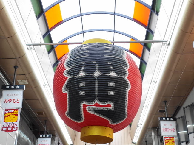 大阪の黒門市場で食べ歩き。<br /><br />わかっちゃいるけど楽しすぎ。<br />わかっちゃいるけどまるで食べきれない。<br /><br />☆わなかでたこせん<br />参照:千日前本店でたこせん<br /><br />☆なべじでミックスジュース<br /><br />☆おいででたまごサンド<br /><br /><br />