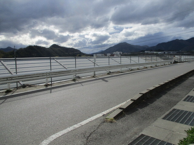 上野原城（うえのはらじょう、山梨県上野原市上野原）跡は平安時代末期に桂川支流である鶴川の河岸段丘の北端に古郡忠重（ふるごおり・ただしげ,<br />生没年不詳）によって造られ、戦国時代には武田信虎（たけだ・のぶとら、１４９４～１５７４）による甲斐国平定により臣属した上野原の国人領主である加藤氏の居城です。<br /><br />現在は城郭跡は住宅化され僅かな空地に稲荷神社があり、上野原城跡を紹介する案内板が建っているだけで、むしろ中央高速道路によって旧城域がことごとく破壊され、城郭と結びつける遺構は何一つ見出せないのが現状です。<br /><br />さて古郡氏は武蔵国南部から相模国北部にかけて影響を及ぼしたいわゆる武蔵七党の一つである横山党の庶流で、惣領横山孝兼（よこやま・たかかね、生没年不詳）の三男忠重（ただしげ）は古郡氏の始祖とされます。<br /><br />建保元年（１２１３）における和田義盛（わだ・よしもり、１１４７～１２１３）の乱では惣領横山時兼（よこやま・ときかね、１１５３～１２１３）の妹が義盛長男常盛（つねもり、１１７２～１２１３）の妻であったことから時兼は義盛に与し古郡経忠（ふるごおり・つねただ、生誕不詳～１２１３）・保忠（やすただ、生誕不詳～１２１３）兄弟ら一族もこれに従います。<br /><br />戦闘は鎌倉市中で繰り広げられ大激戦の中、和田氏の全面的な敗北に終わり、これに勝利した北条氏を中心とする幕府軍の追及は厳しく、追討を受けた時兼ら横山党の一族は没落、経忠兄弟は所領の甲斐国坂東波加利荘にて自害するに至ります。<br /><br />乱後自害した保忠の遺領配分が行われ、甲斐国都留郡古郡郷（現在の上野原）については加藤景長（かとう・かげなが）に与えられ、正治２年（１２００）梶原景時没落に連座して失脚以来甲斐国に拠点を設けることになります。<br /><br />以降加藤氏の動向は定かでなく、南北朝時代から室町時代にかけては不安定ながらも甲斐国の守護であった武田氏に接近、武田信永の頃当主加藤梵玄が信永に従って鎌倉府に赴き同地で信永に仕えたようです。<br /><br />戦国時代では上野原城主は加藤虎景（かとう・とらかげ、生没年不詳）の時代となり、武田信玄の頃旗本武者奉行を勤め若き信玄に弓矢を指南したとされ、子息の景忠（かげただ、生誕不詳～１５７５）の代では緊張が続く小田原北条氏との関係において信玄の厳命により甲斐と相模の国境である津久井口の警備に従事しています。<br /><br />蛇足ですが一般には郡内と称される都留郡は武田氏の家老格である小山田氏（本拠：谷村）の支配が全域に及んでいるとされていますが、同氏の発給文書の分布を見れば上野原までは至らず、加藤氏は「上野原七騎」と呼ばれる武士団を傘下に置いた地域領主的な立場だったと思われます。（但し武田軍の臨戦態勢の位置付としては小山田氏を寄親として参陣しています）<br /><br />天正１０年（１５８２）武田氏は織田・徳川連合軍に破れ武田勝頼は郡内に向かう途中田野にて自害し滅亡、上野原にいた加藤信景（かとう・のぶかげ）は一族を引き連れ武蔵国に逃れますが、多摩郡箱根ケ崎にて地元農民の手にかかり家臣ともども討死するに至りますが上野原城の廃城時期などについては不明です。<br /><br /><br />上野原城跡を示す唯一の案内板には下記の通り書かれています。<br /><br /><br />「　内城館跡（上野原城跡）<br /><br />この稲荷神社周辺には、古代から中世に上野原地域を支配した有力者の館がありました、館は周囲を切り立った断崖や深い谷に囲まれた島のような土地にあり、敵を防ぐのに絶好でした。この島の中を内城（面積約一万一千平方キロメ－トル）と呼び、西側に空堀があったと言われています。<br /><br />この館を最初に築いたのは、平安時代末期、八王子横山党から分かれた忠重であり、古郡姓を名乗って移り住みました。古郡氏は現在の上野原から大月市域まで支配しましたが、建暦３年（１２１３）、和田合戦に破れて没落しました。その後、加藤景長が内城館に入りました。加藤氏は上野原七騎と共に武田氏による北条攻めなどで活躍しましたが、天正１０年（１５８２）、武田氏と共に滅亡しました。<br /><br />現在、館の中心を中央自動車道が通り、周囲の谷や空堀は埋め立てられましたが、館跡の一部は地下に残されている可能性があります。このため、付近で工事を行う場合は必ず上野原教育委員会にご相談下さい。<br /><br />　　　　　　　平成２３年９月　上野原市教育委員会　」