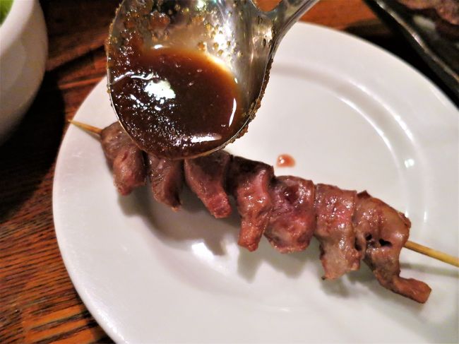 ご覧いただきありがとうございます。<br /><br />飲み友のKさんと行く信州上田、後編では山間にある鹿教湯(かけゆ)温泉で旅の疲れを癒し今宵の宿へ向かいます。<br /><br />宴は上田のソウルフード「美味(おい)だれ焼き鳥」をいただきます。当初は焼き鳥の後、二次会はスナックへ行くつもりでした。しかし…Kさんが「美味だれ焼き鳥」を気に入り、他店の焼き鳥も食べてみたいと言い出し、3軒ハシゴ酒をすることになりました。<br /><br />後編は鉄分0%、アルコール分300%、五臓六腑フル稼働の旅行記です。<br />アルコール類を用意のうえ、ご覧ください。(笑)<br /><br />※表紙…美味だれ焼き鳥の原点「鳥正(長野県上田市中央2丁目)」