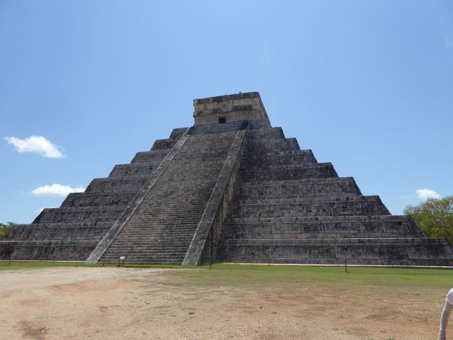 ANAで成田空港からメキシコシティ、メキシコシティからメリダまではinterjetを利用しました。メキシコのLCCのinterjetということで、遅延等を心配しましたが、遅延もなく、LCCなのに、飲み物、スナックのサービスもありました。<br />メリダに着いた後は、定期料金のタクシーを利用して、ホテルへ。タクシーのチケット売り場で、目的地のホテル名を言って料金を支払って、チケットを購入して、タクシーを利用する仕組みです。料金が明確で先に支払うシステムなので、安心して利用できました。<br />翌日は、現地での英語のツアーで、ウシュマル遺跡、カバー遺跡に行きました。英語で遺跡のことを説明してくれるのですが、内容が分かったのは、60%ぐらい。その後は、メリダの街を探索しました。メリダの街は安全と聞いて、歩いてシティホール等を見て回りました。翌日は、チチェンイッツアまで、専用の車で送って貰い(手配はHISカンクンに依頼)。現地で、日本語ツアーに合流しました。チチェンイッツアとセノーテイキルを回り、カンクンでへ。マヤの遺跡は素晴らしいのですが、2年ほど前に見たアンコールワットとその周辺の遺跡の大きさと比べて、小さいと感じてしまいました。建物は外から見るだけで、建物の中に入れなかったのも原因かもしれません。<br />カンクンは有名リゾート地です、海水浴、プール、ジャングルクルーズ(モーターボートでのクルーズとスノーケリング、免許は要らない)を楽しみました。<br />最後は、メキシコシティに行って、テオティワカン遺跡等を見て、帰路につきました。テオティワカン遺跡はマヤ遺跡なく、テオティワカン文明、その後を利用したアステカ文明の遺跡になるというのを初めて知りました。(マヤ遺跡と思っていました。)<br />メキシコ旅行、遺跡巡り、ショッピングも楽しかったですが、メキシコ料理は、私には合わないと思いました。<br /><br /><br />