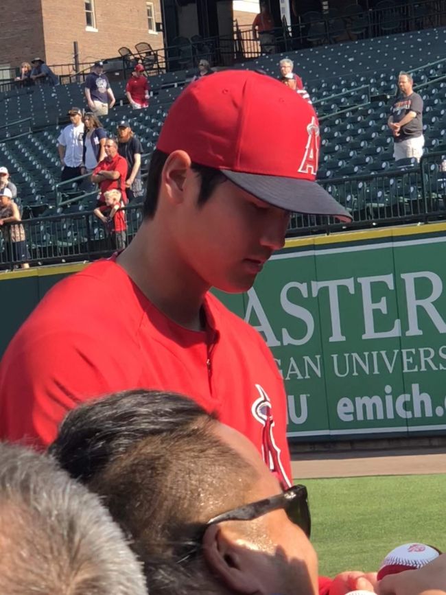 エンゼルスの大谷君がデトロイトで試合があるということで近くの仲間で見に行きました。登板予定がかわって試合にでなくなったのでがっかりして球場へいったところ、練習でキャッチボールしてる姿を発見。日本人が集まって、練習終了の大谷君に声をかけるとよってきてサインをくれました。とても、大きいですがやさしい人です。