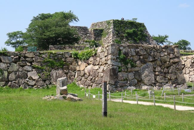 2018初夏、総石垣の山城・竹田城(4/5)：南から眺めた天守台、南千畳、穴太衆が積んだ石垣  