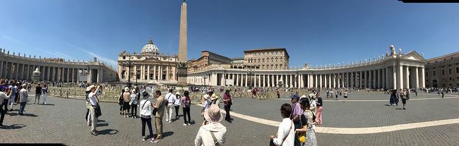5月の下旬、比較的旅行のしやすい気候の時期にイタリアの名所巡りの1週間旅行に行きました。<br />ミラノ、ベニス(ベネツィア)、フィレンツェ、ローマ、そしてバチカンへ名一杯予定を詰めて。<br />主に世界の名画、絵画、壁画、彫刻を巡る旅です。<br />レオナルド・ダ・ヴィンチから始まり、ミケランジェロ、ボッティチェリ、・・そしてメディチ家の寄付された巨大な美術館。<br />有名な作品を肉眼で見ると、自分が美術をしていた人間だからか思わず目頭が熱くなりました。<br />是非、肉眼で見てほしいのは<br />・最後の晩餐<br />・ダビデ像<br />・春<br />・最後の審判<br />それぞれ修復がなされ、はるか昔に教科書で見た色とは驚くほど違っています。<br />と、美術のことはそのへんで。<br />イタリアに行って驚いたこと・注意すること。<br />・異様にスリが多い、パスポートと荷物は肌身離さず!<br />・雨が振りやすいので、折り畳み傘必須。<br />・ミサンガ男・コスプレ撮影男が頻発するのでフレンドリーに話しかけられても無視!<br />・トイレは基本有料なので飲食店orホテルで必ず済ませる<br />・イタリアの水は基本、硬水なので飲むと下すし、髪はカッシカシになるので日本からの持込必須。<br />・英語が通じはするがアメリカン英語でないので「t」を発音しないと通じない<br /> ex)「水」アメリカ:ウォラー イタリア:ウォーター(タをしっかり発音する!)<br />・めっちゃ乾燥する。ボディクリームや目薬はもっといたほうが無難。<br />・日差しがめっちゃ強い、熱中症対策すべし。<br /><br />もう一度行くときは、もっとゆっくりしたいです。<br />